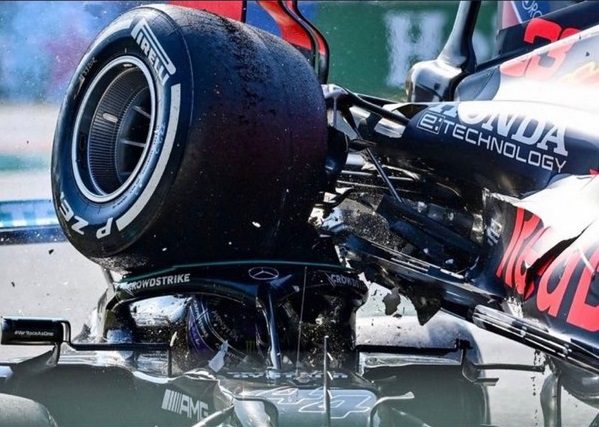 Carro de Verstappen por cima de Hamilton