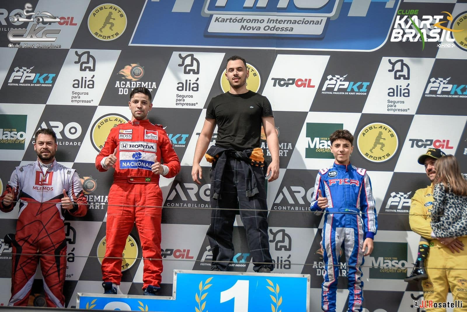 Thiago Rosa (C) é campeão do Clube de Kart Brasil (Arquivo do piloto)