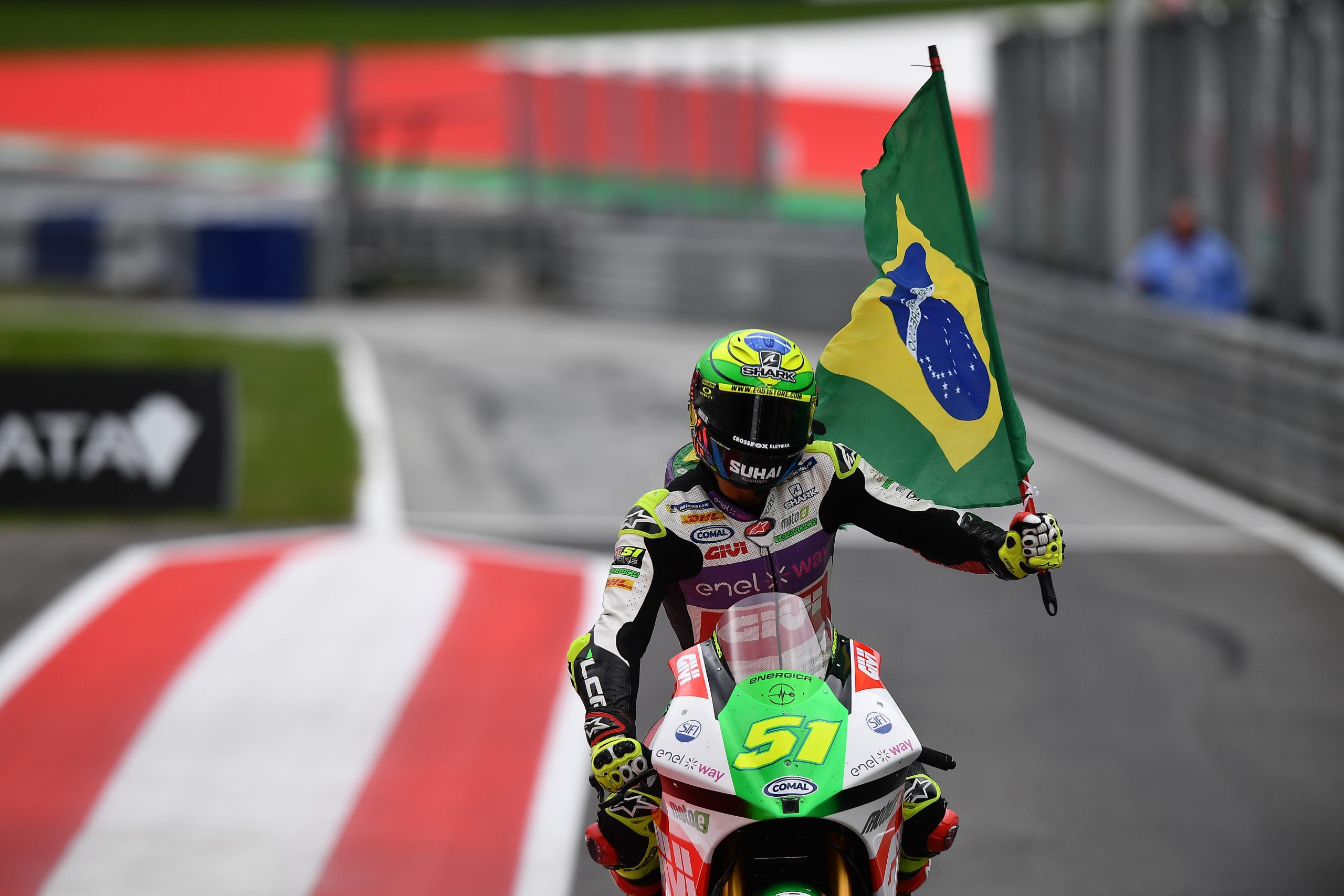 Eric Granado e a bandeira: brasileiro se destaca no cenário do mundial (LCR)