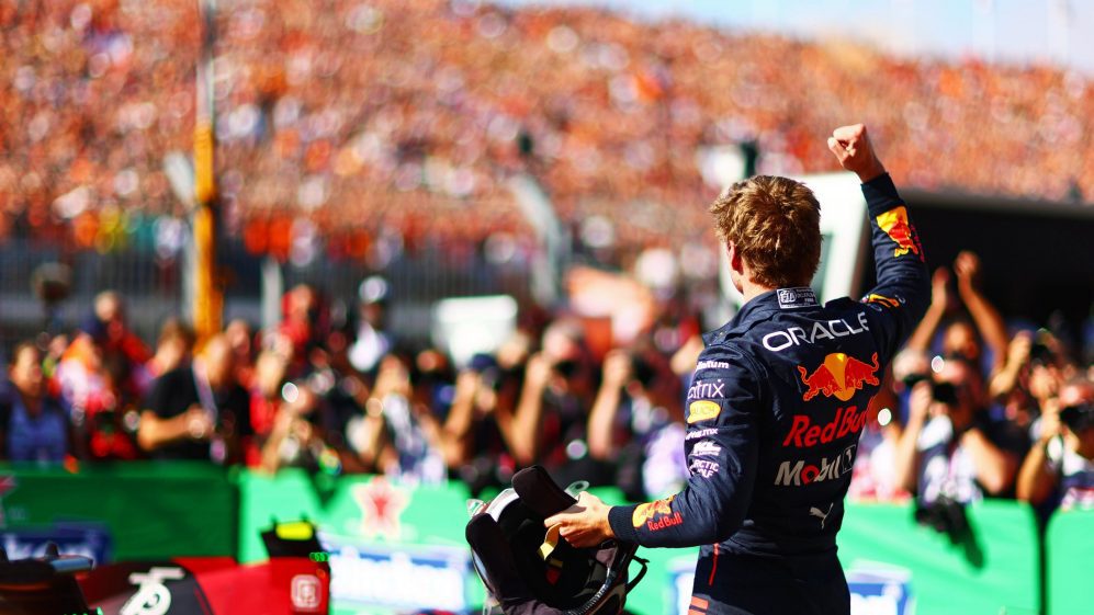 Max Verstappen comemora na frente da torcida holandesa