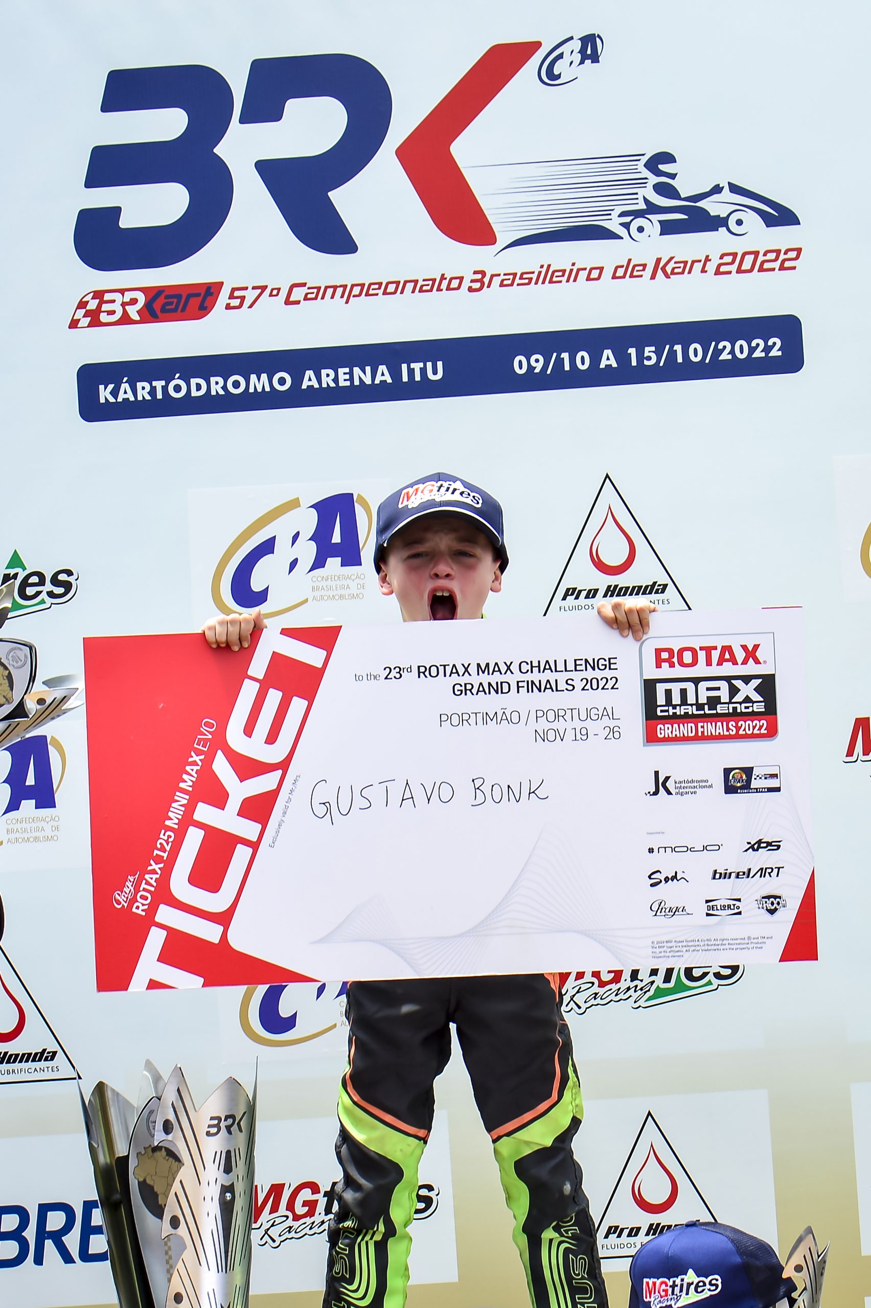 Gustavo Bonk comemora a conquista do título e a vaga no Rotax Max Finals (Eni Alves)