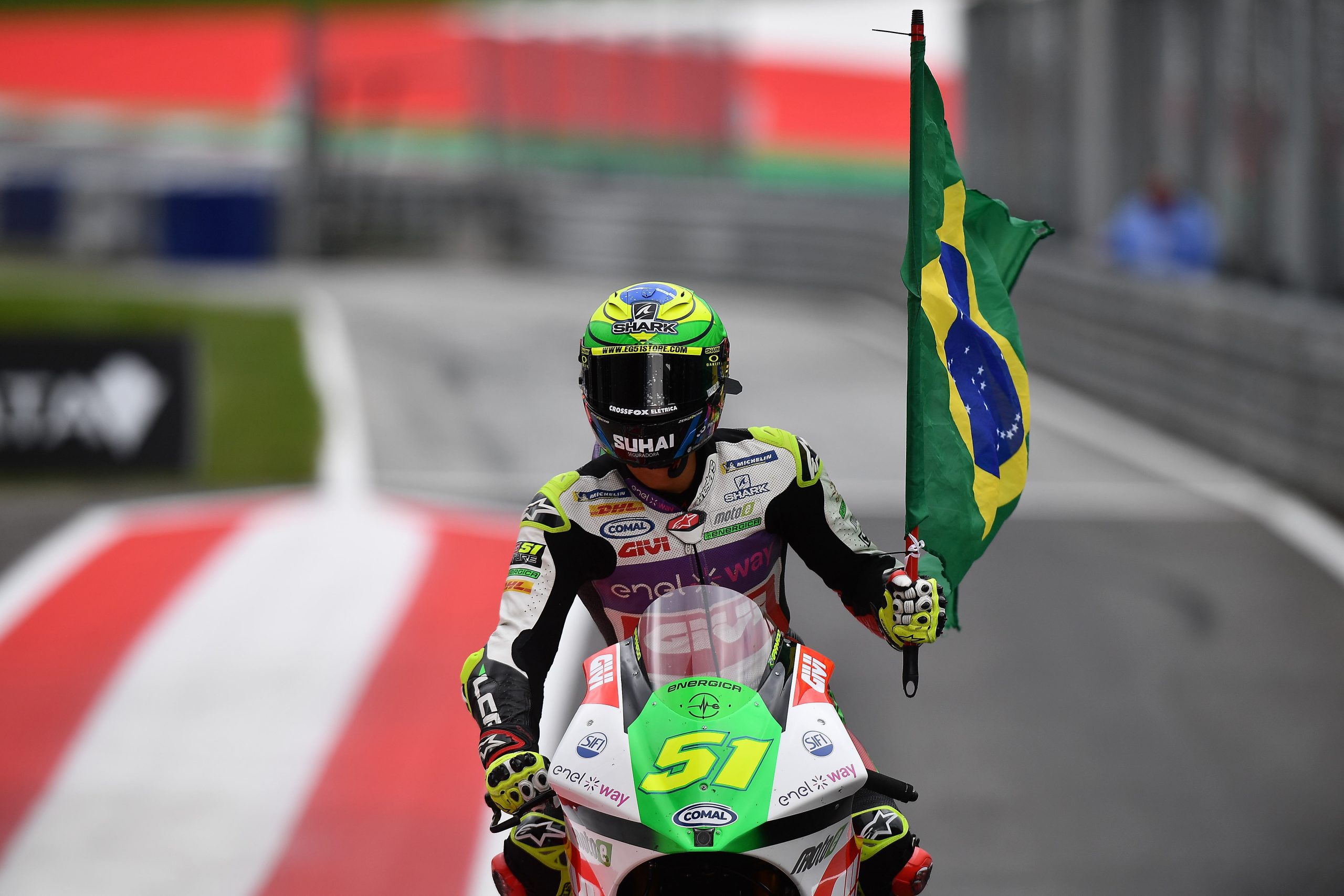 Granado carrega a bandeira do Brasil após vitória na MotoE (Divulgação)