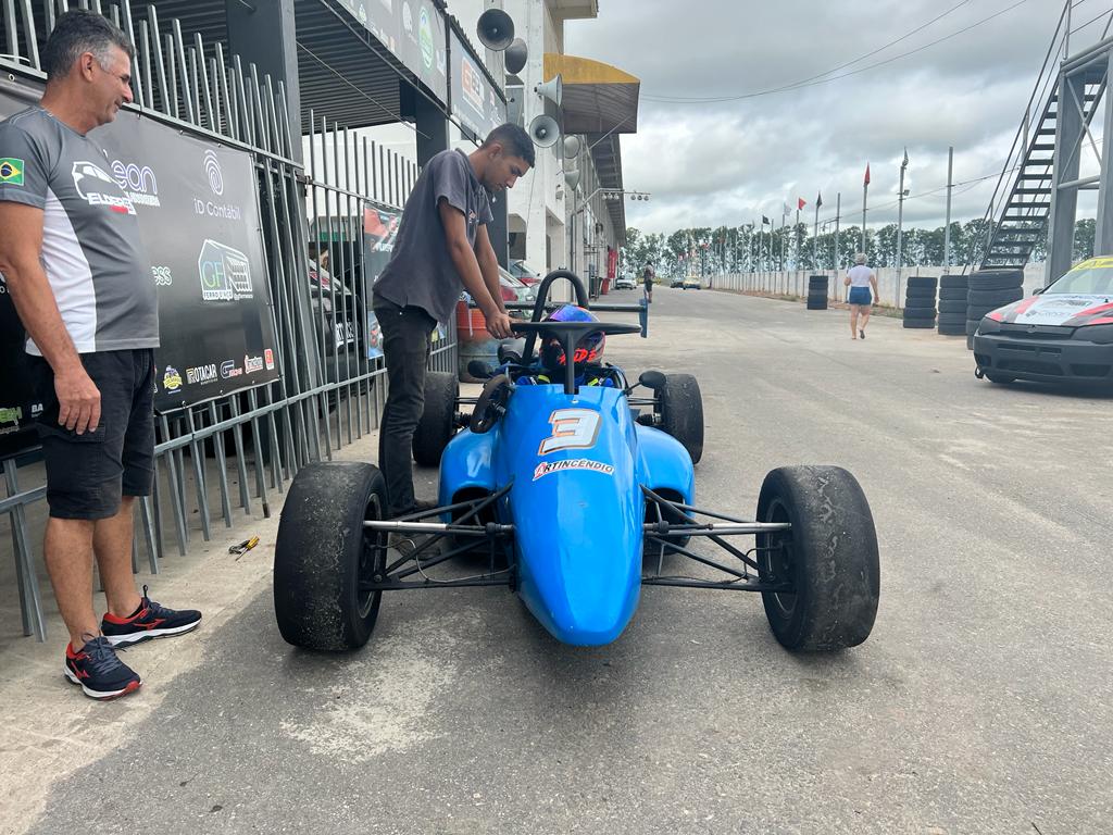 Dudu Ferraz teste com o Fórmla 1.4 (KMCom / Divulgação)