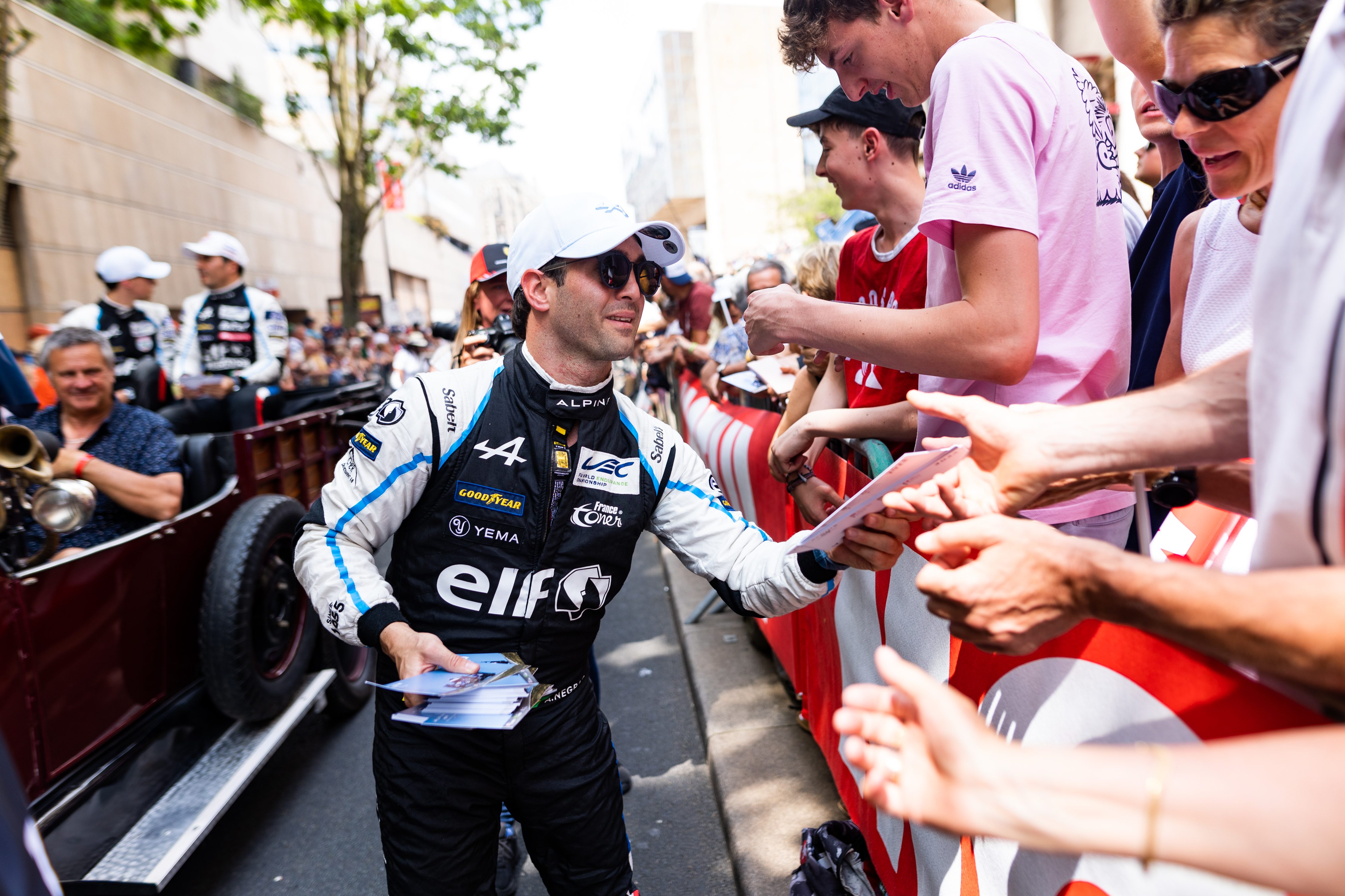 André Negrão distribui autógrafos no desfile dos pilotos pelas ruas de Le Mans (Joao Filipe DPPI)