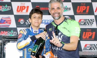 Vini Ferro comemora vitória com o seu coach, José Ricardo Oliveira (Foto: Cris Reis/PlanetKart Images)