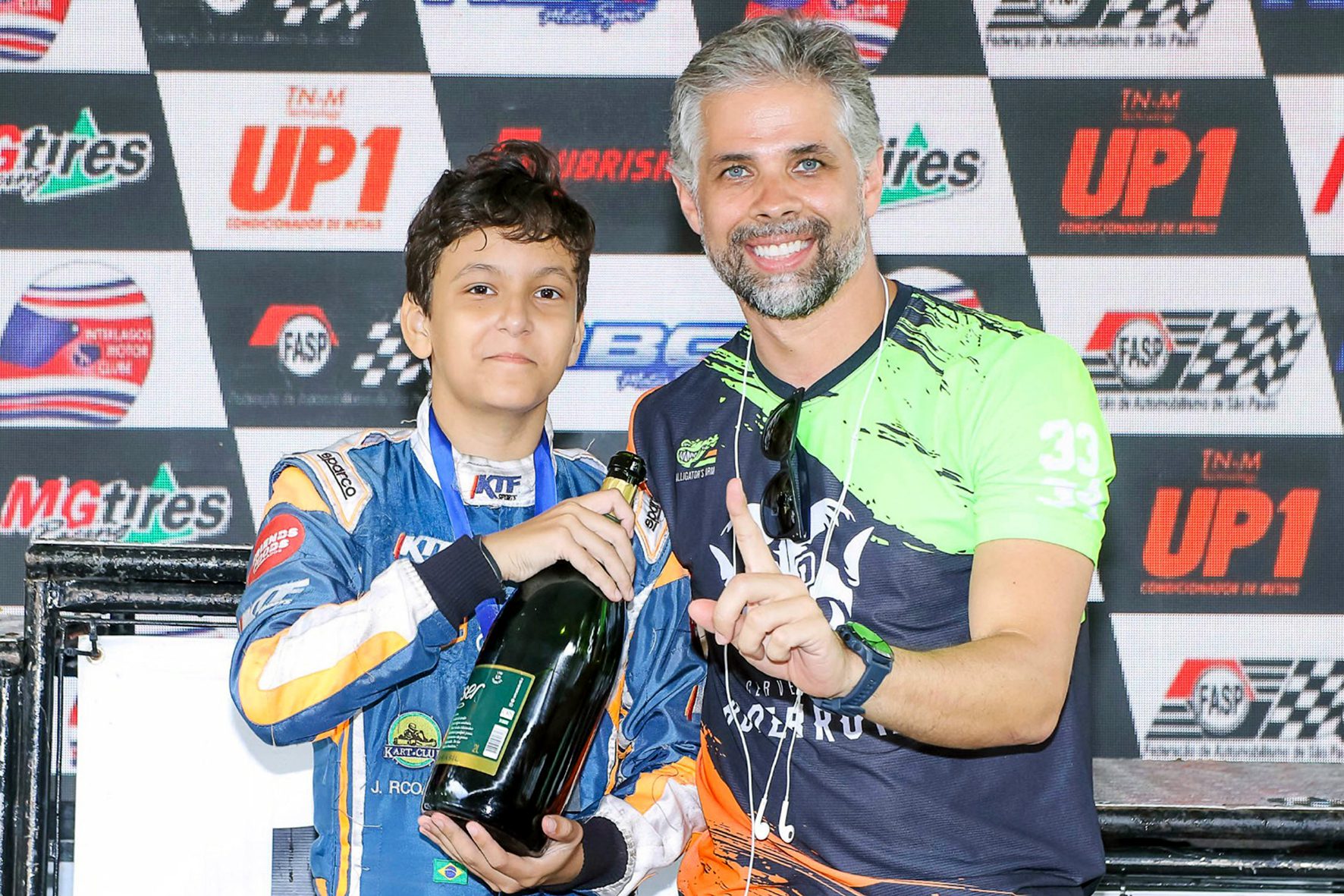 Vini Ferro comemora vitória com o seu coach, José Ricardo Oliveira (Foto: Cris Reis/PlanetKart Images)