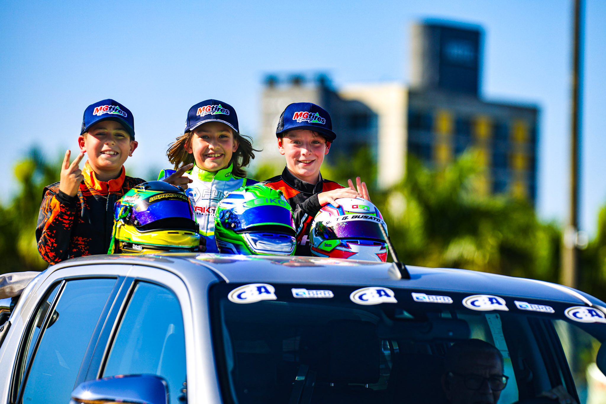 Rafael Busato com o capacete do irmão (KMCom / DarkSide Karts)