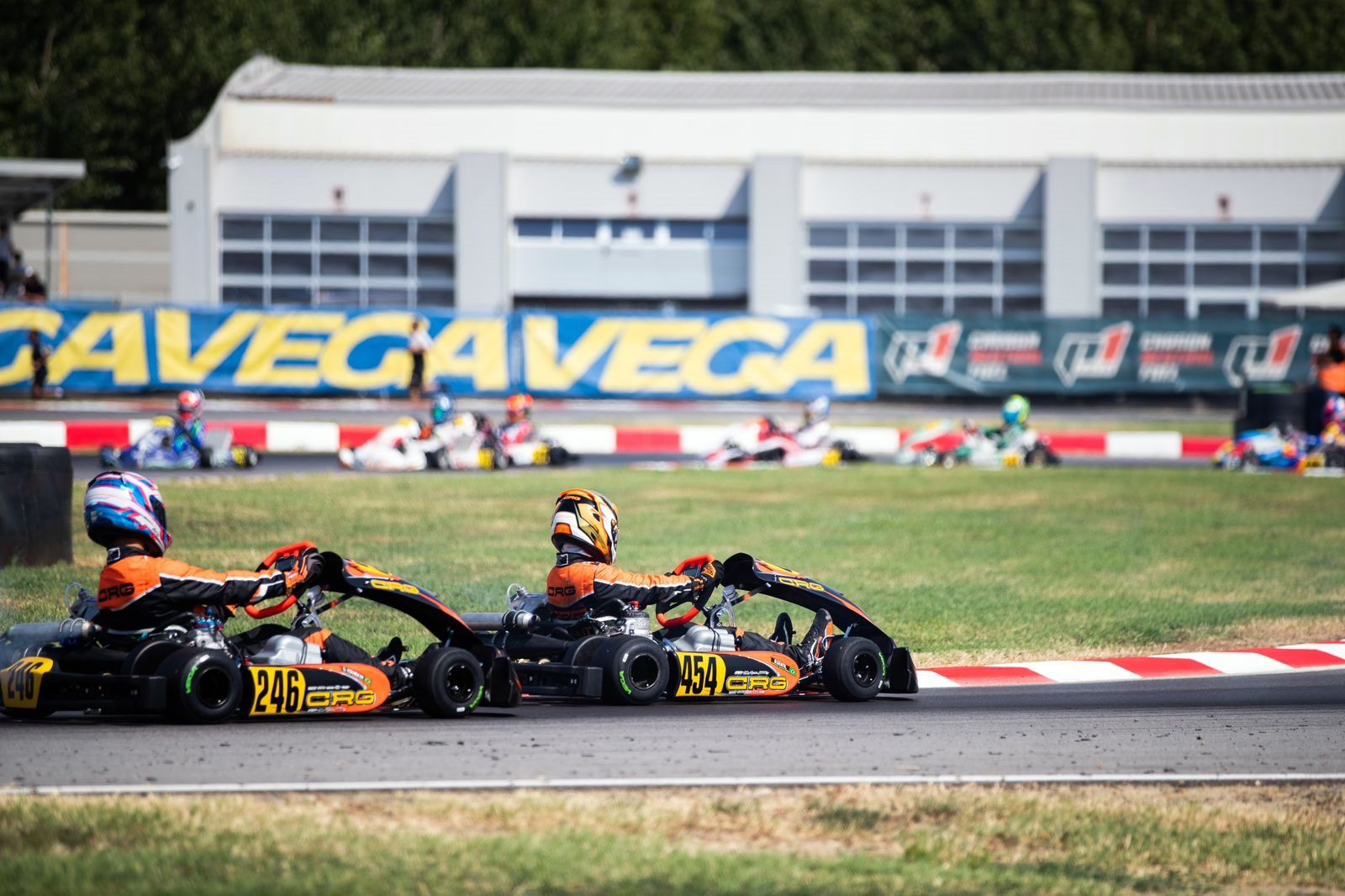 Bernardo Gentil (454) e Gabriel Koenigkan (246) na pista de Cremona (Davide Pastanella)