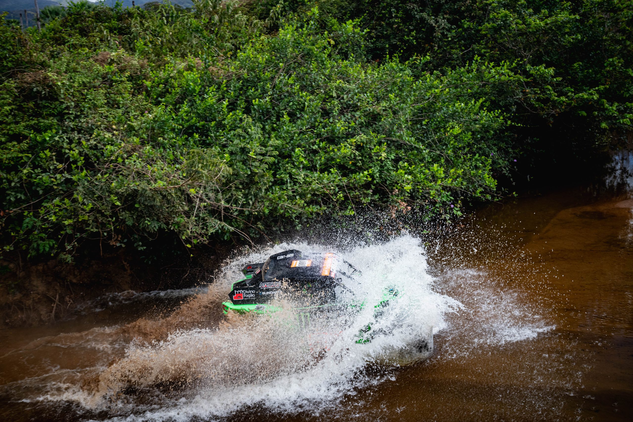 Rodrigo/Mazzei cruzam um rio durante o Rally dos Sertões (Marcelo Maragni / Fotop)