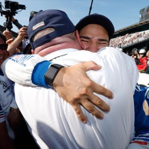 Palou e Chip Ganassi comemorando a pole na Indy 500. Foto/ Reprodução: Joe Skibinski/ Indy Car