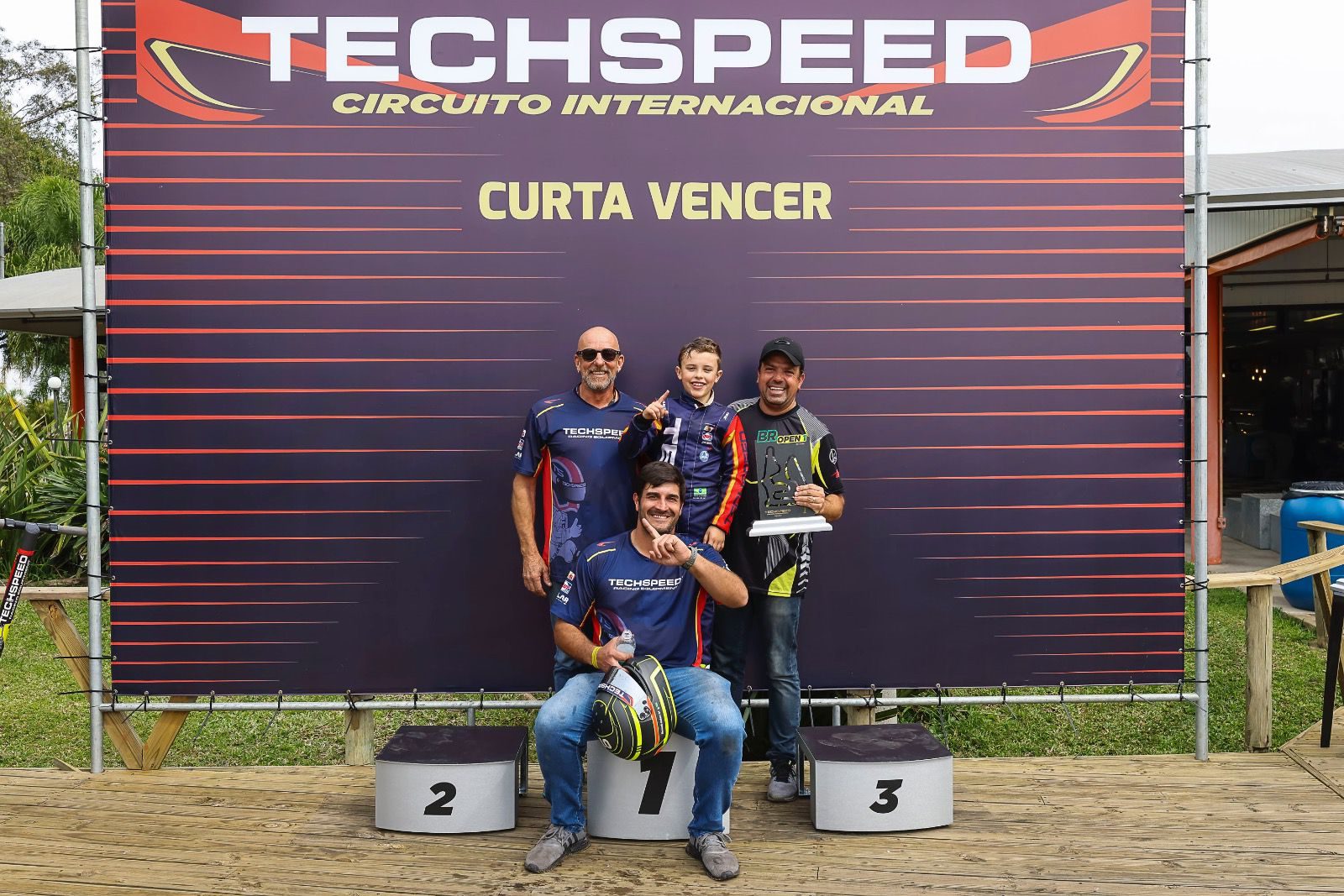 Bernardo Gubert, Neco Becker (Techspeed), o pai Alexandre e Luigi Chies (Gilmar Rose)