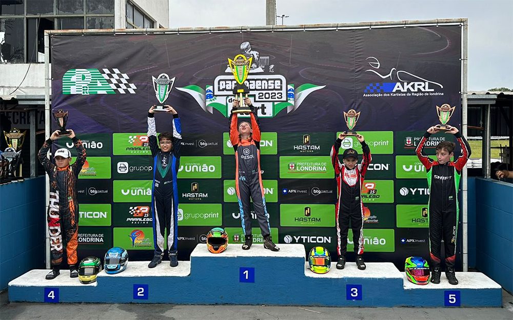Pedro Perondi comemora no pódio o vice-campeonato paranaense na Mini 2T (Arquivo do piloto)