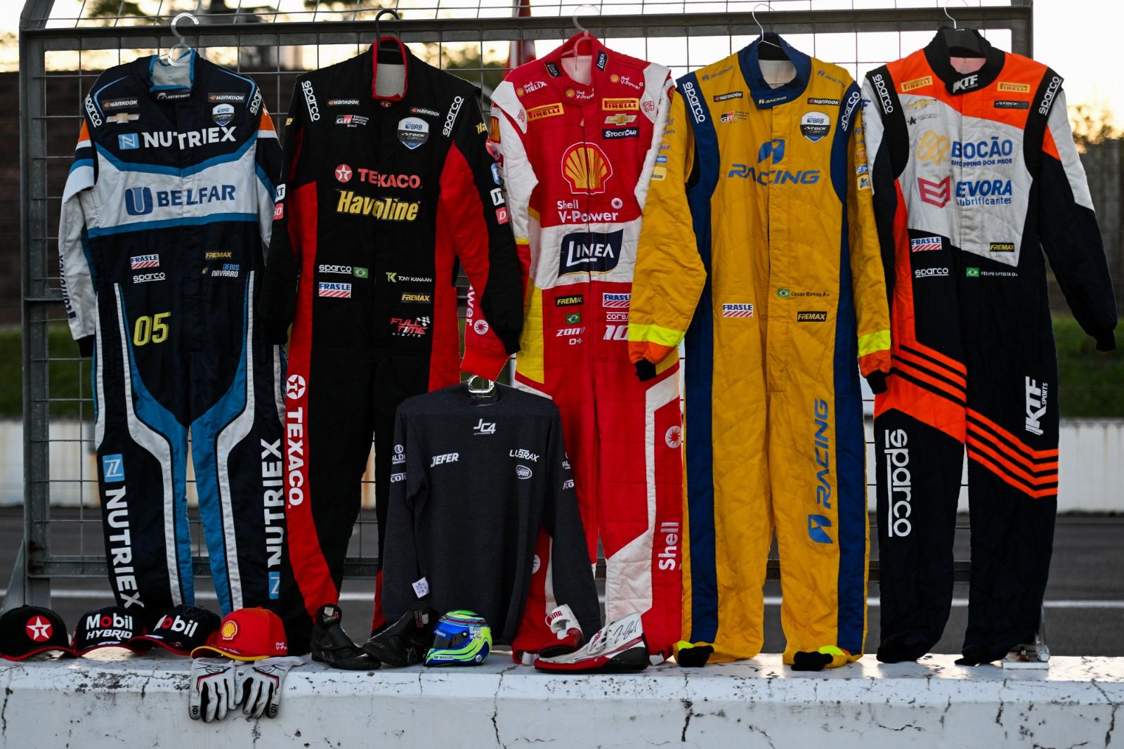 Alguns dos itens doados pelos pilotos: raridades valiosas para o automobilismo (Duda Bairros/Stock Car)
