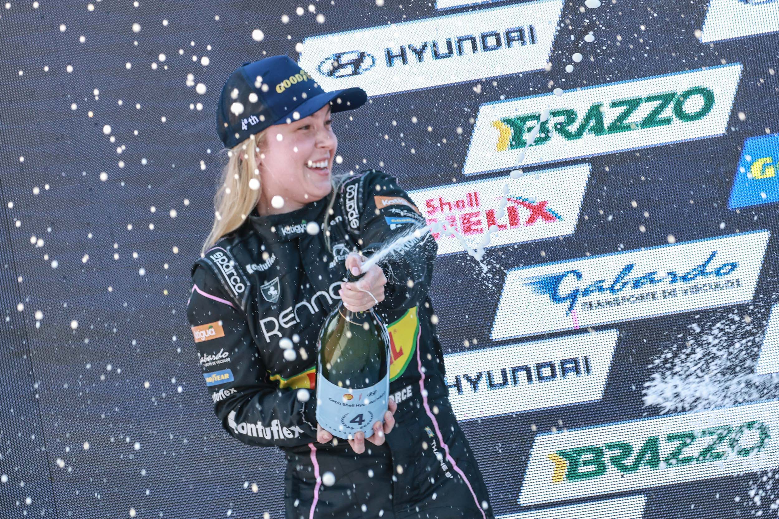 Thaline Chicoski pódio na Copa HB20 (Rodrigo Ruiz/RR Media)