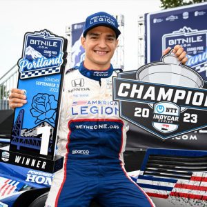 Álex Palou após a conquista do bi-campeonato. Foto/ Reprodução: James Black/ Indy Car