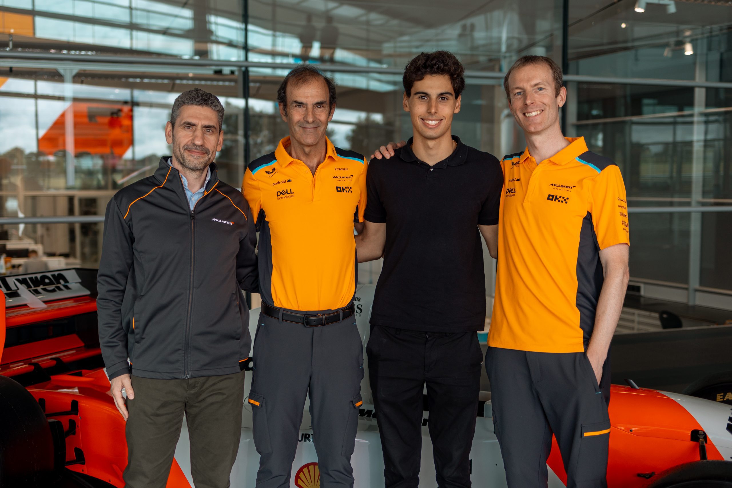 Gabriel, Emanuelle Pirro com profissionais da McLares (McLaren Racing | Divulgação)
