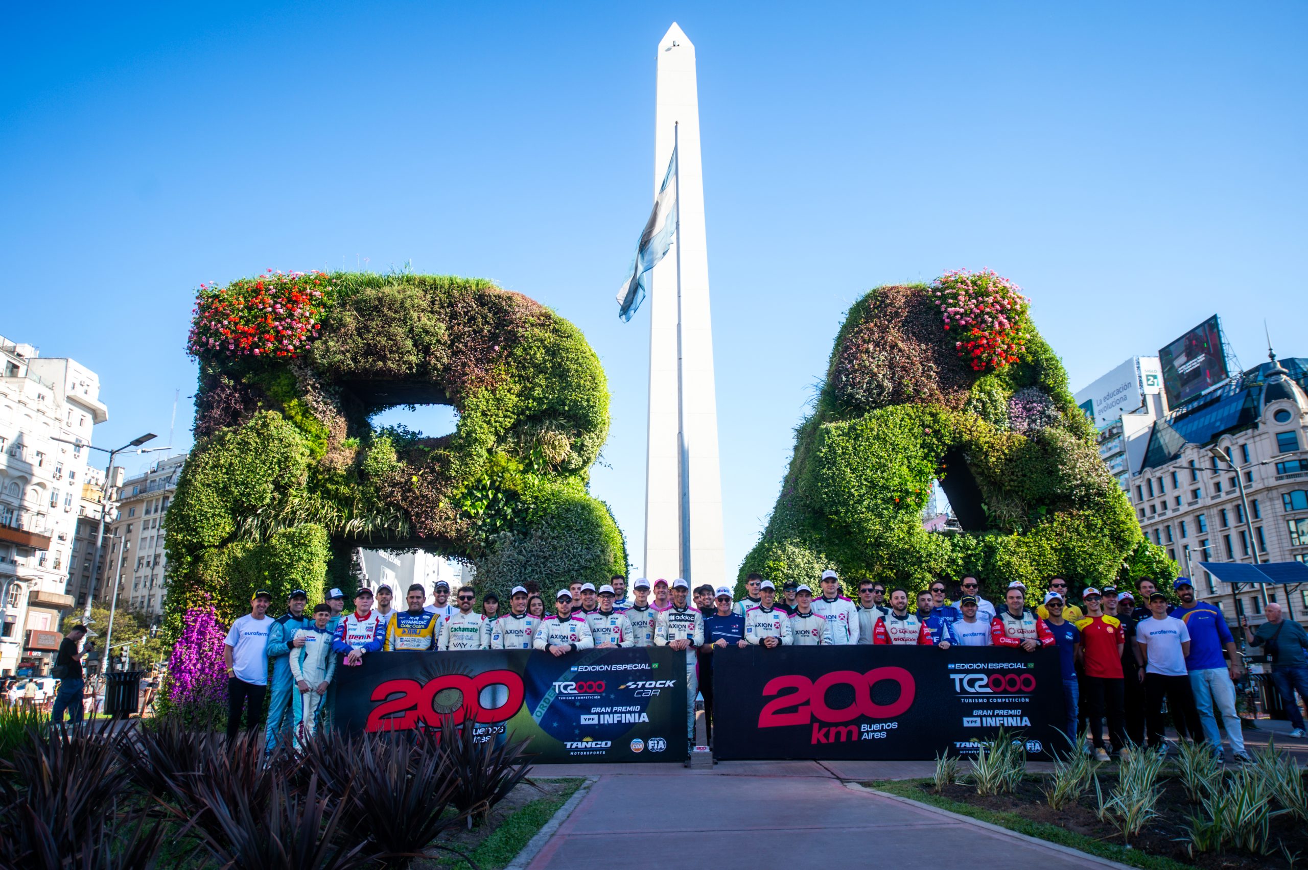 Pilotos da Stock Car e do TC2000 em frente ao Obelisco, em Buenos Aires (Duda Bairros/Stock Car)