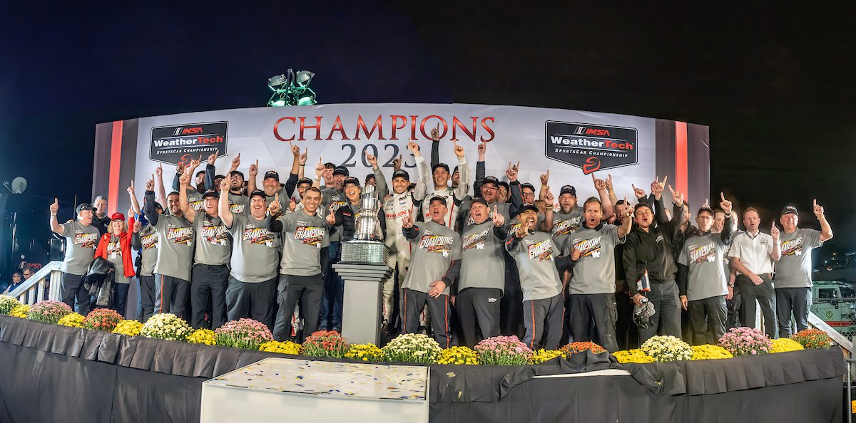 Equipe celebra conquista(Brian Cleary)