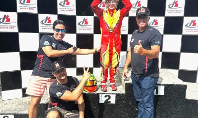 Felipe Sanches ao lado pai, Vander Sanches, e da equipe, James Motores Racing (KMCom / Divulgação)