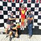 Felipe Sanches ao lado pai, Vander Sanches, e da equipe, James Motores Racing (KMCom / Divulgação)