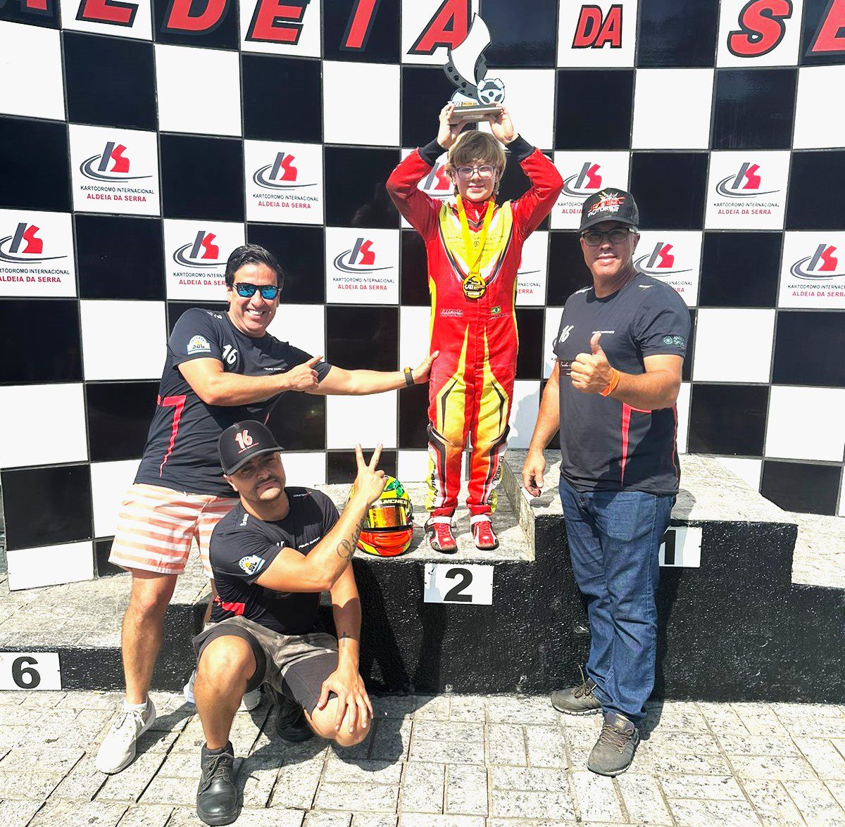 Felipe Sanches ao lado pai, Vander Sanches, e da equipe, James Motores Racing (KMCom / Divulgação)