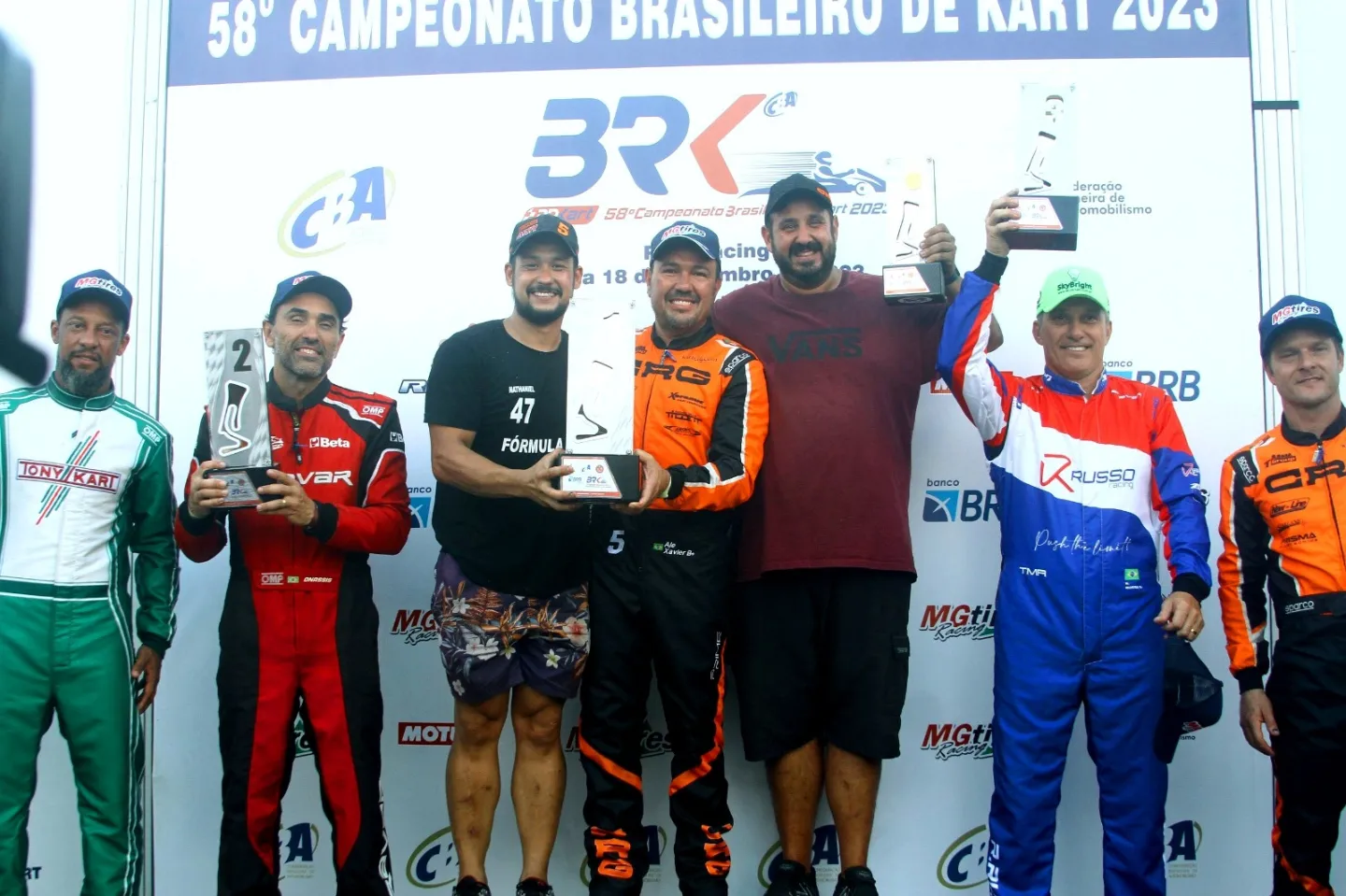 Ale comemora com a equipe (Planet Kart Imagens)