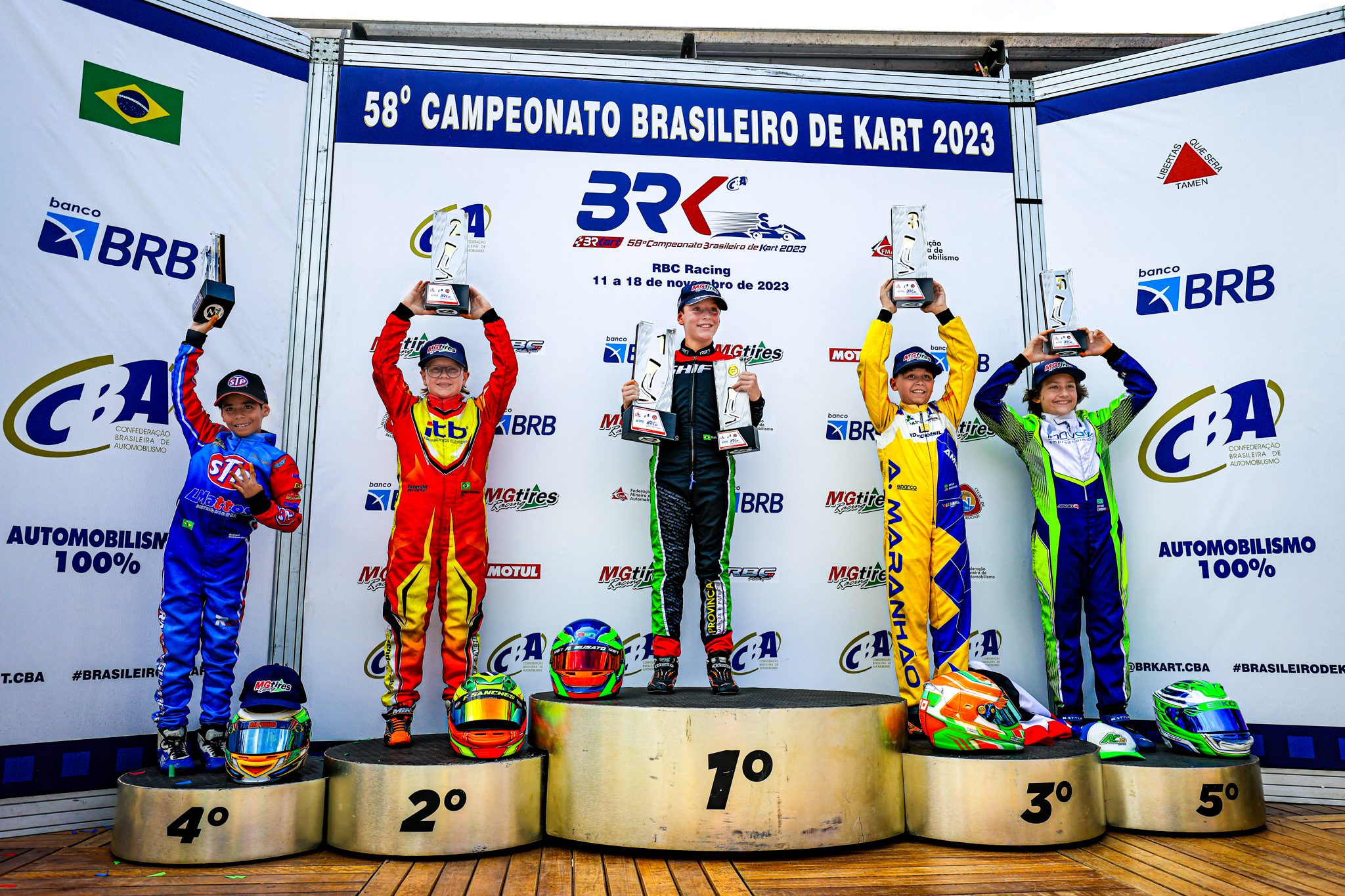 Rafael Busato (ao centro) (KMCom / DarkSide Karts)