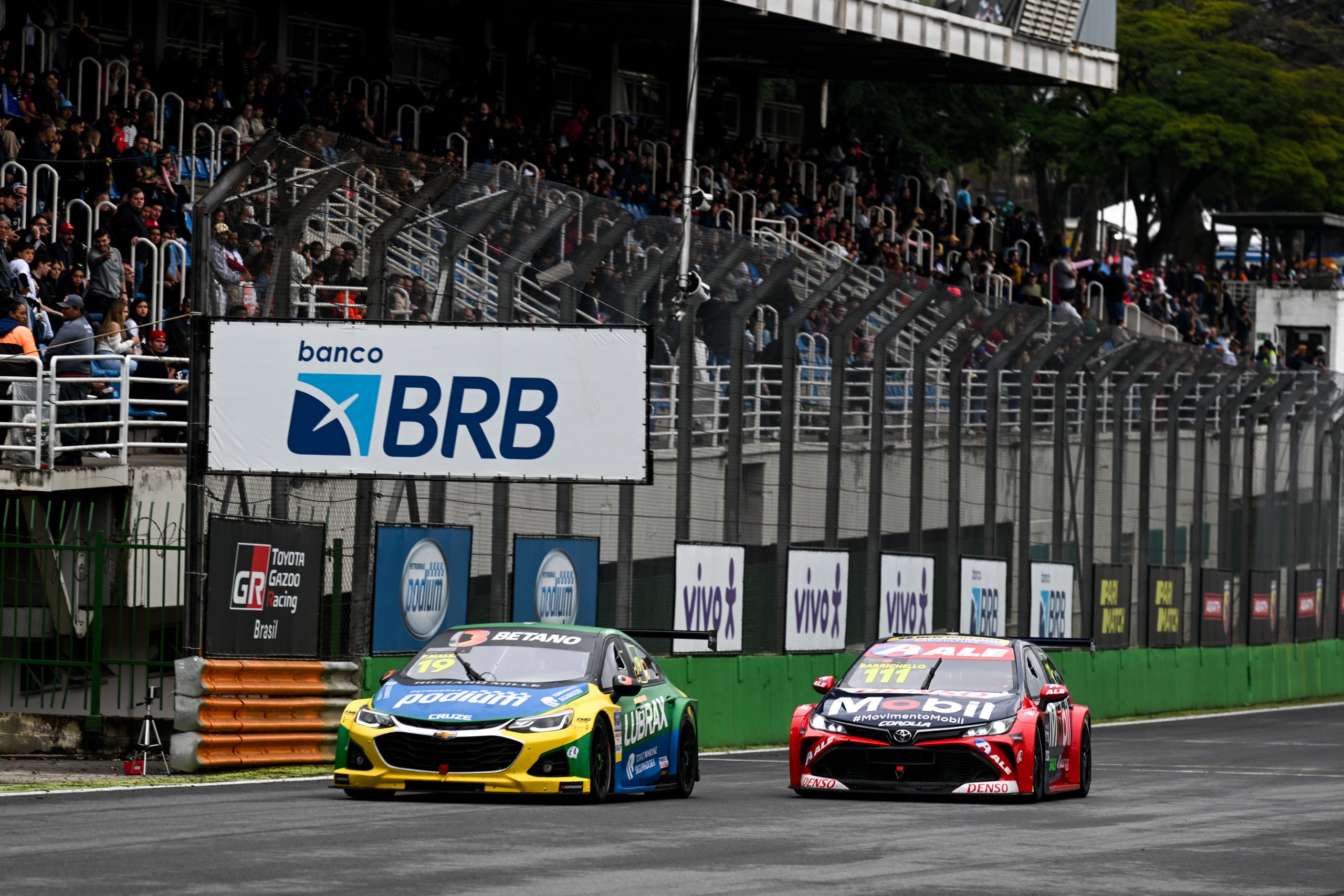Batalha entre as marcas tem mais um capítulo neste fim de semana, em Cascavel (Duda Bairros/Stock Car)