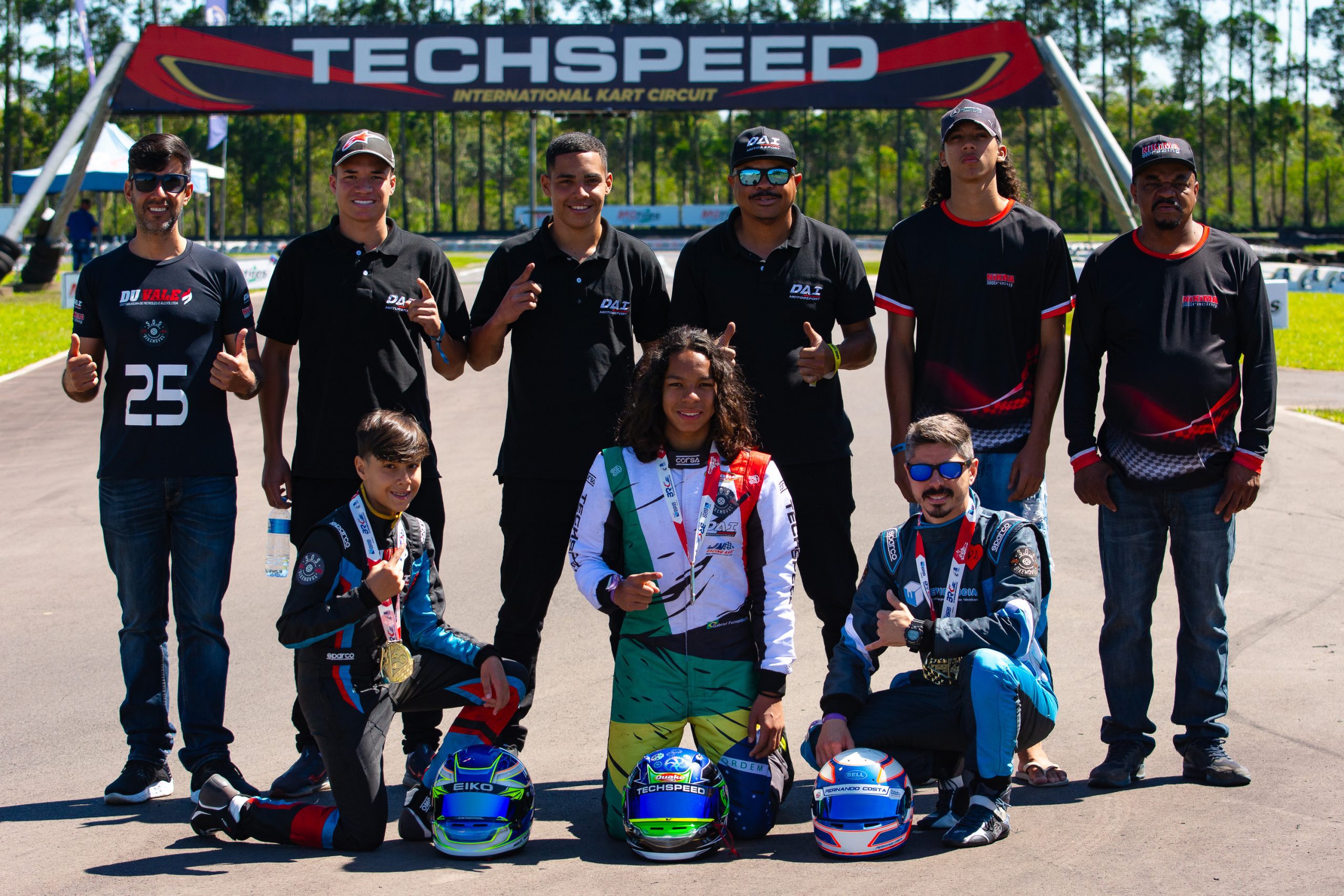 Equipe Nikima Racing/Dai Motorsport comemora as vitórias e titulos na F-4 Jr (Foto: Leonardo Dias)