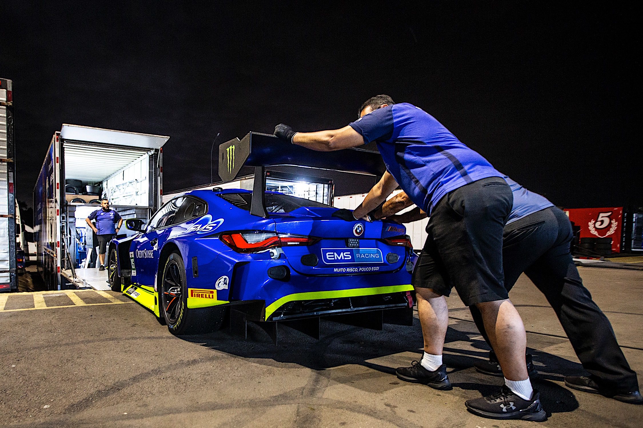 Leo Sanchez, Átila Abreu e a equipe Pole Motorsport desmontando os boxes no Velopark Bruno Terena
