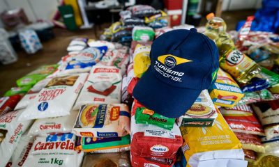 Alimentos arrecadados pela Turismo Nacional em Tarumã, no mês de maio (Duda Bairros/Stock Car)