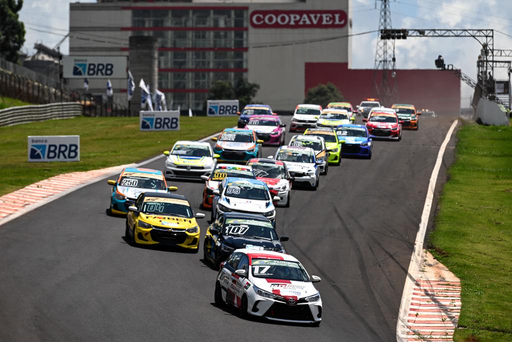 Em grande estilo, a Turismo Nacional fechou neste domingo a temporada 2023 (Duda Bairros/Vicar)