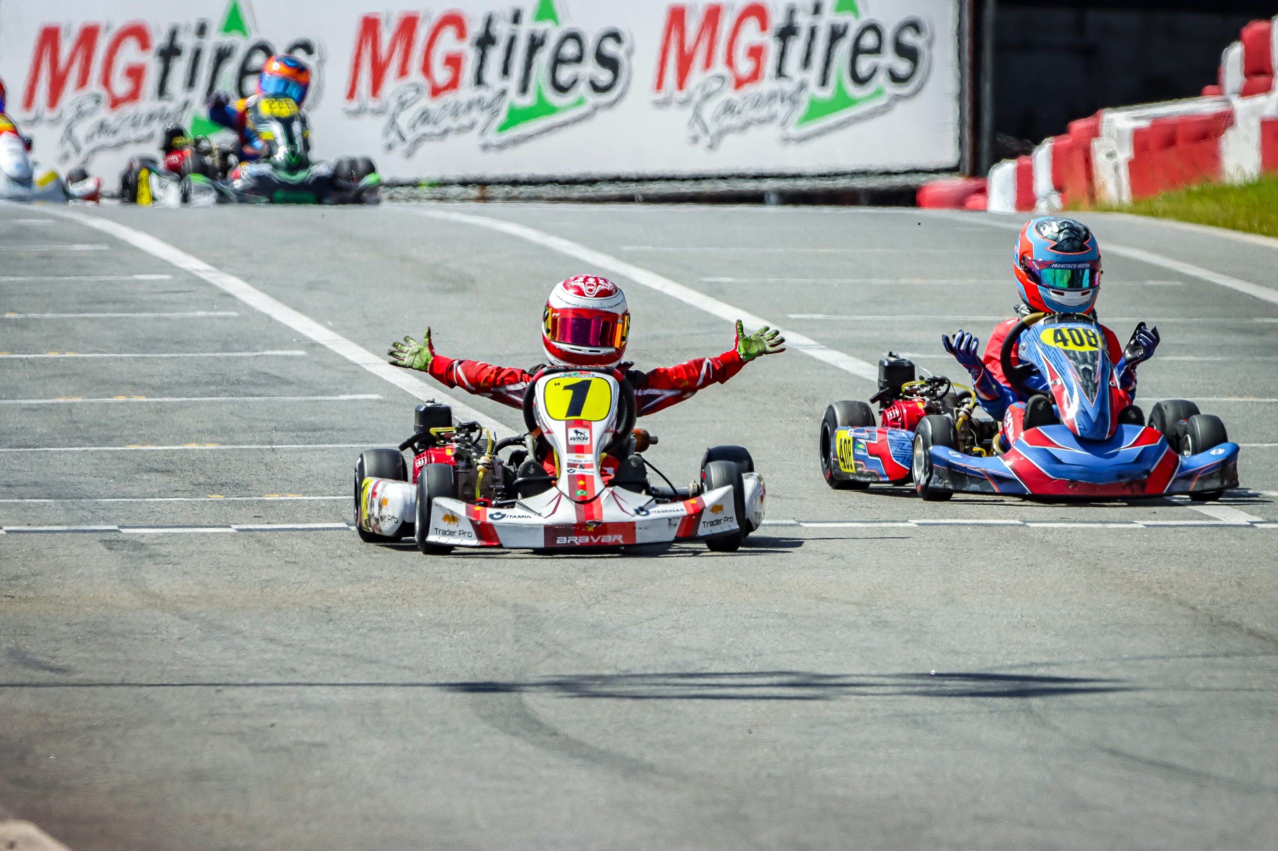 Pedro Campos comemora no Kartódromo Granja VIana (Tartalho Fotografia)