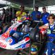 Rafael Guimarães com o pai e equipe (KMCom / Gilmar Rose)