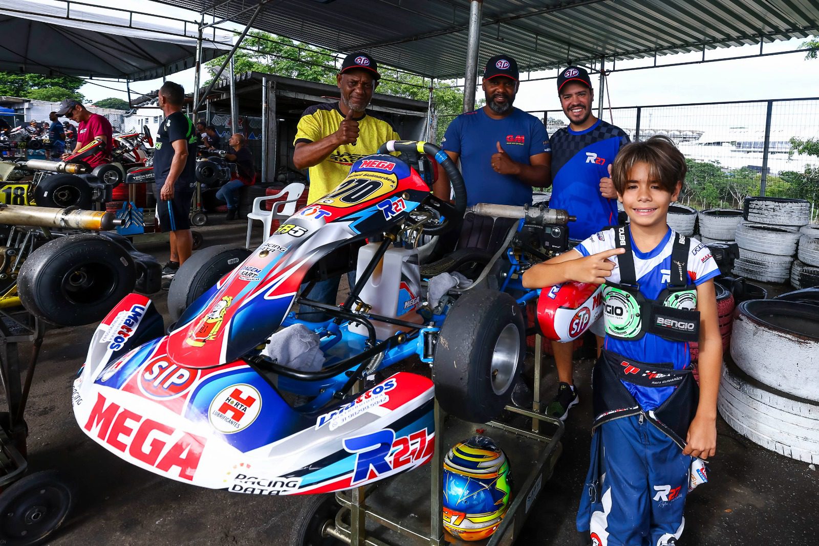 Rafael Guimarães com o pai e equipe (KMCom / Gilmar Rose)