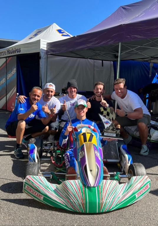 Artur Hoff e equipe comemoram o título em Interlagos (Arquivo do piloto)