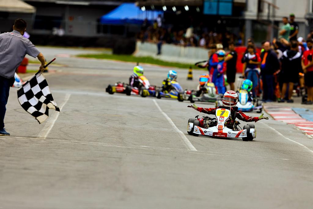 Pedro Campos comemora a vitória na 3ª bateria em Interlagos (Gilmar Rose)