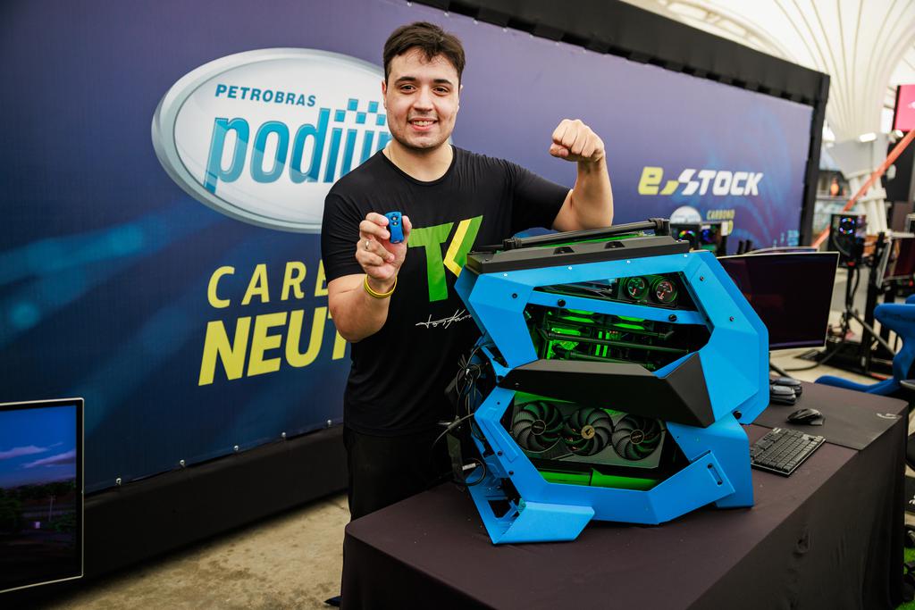 Campeão, Gustavo Ariel recebeu as chaves do PC nível Podium, criado pela LabZ (Vans Bumbeers/Stock Car)