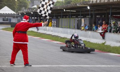 Papai Noel deu a bandeirada da vitória da equipe ChurrasKart (Foto:Emerson Santos/OnePhotographyMedia)