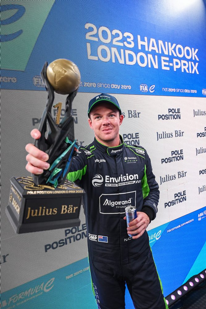 Nick Cassidy teve uma classificação surpreendente neste domingo (30) para a corrida 2 em Londres. O piloto neozelandês superou o compatriota, Mitch Evans por uma margem mínima de 0s010 e conquistou sua primeira pole position em 2023. O campeão de 2023, Jake Dennis, largará da quarta posição. Entre os brasileiros, Sérgio Sette Câmara ficou em 15º lugar, enquanto Lucas Di Grassi partirá em 17º.