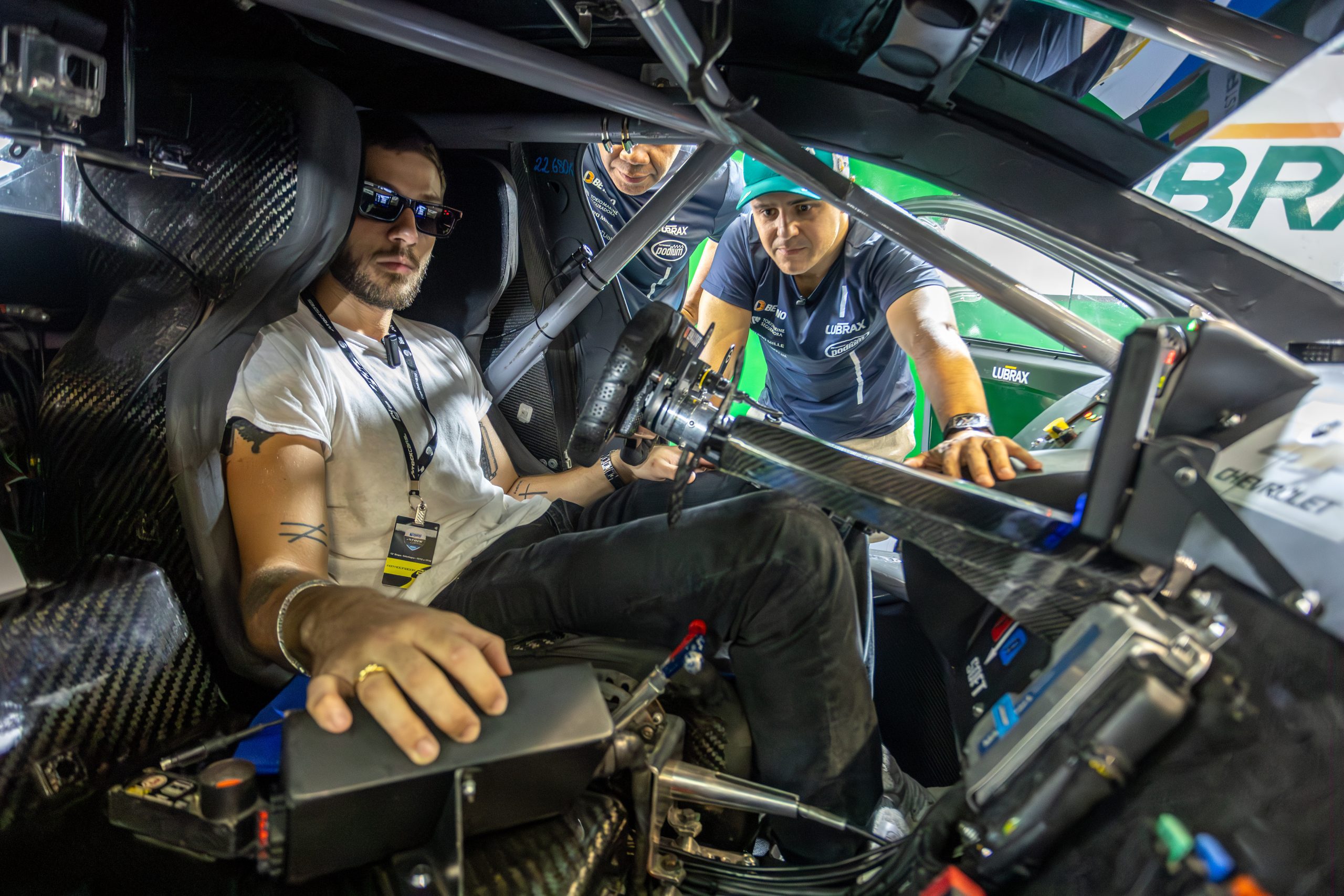 Felipe Massa apresenta Interlagos e a Stock Car a Chay Suede