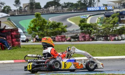 Campeão duas vezes pela classe Cadete (2021 e 2022), Guilherme Moleiro confirmou, no último sábado, o título máximo da categoria Júnior Menor. Representando a fábrica italiana de chassis Kart Republic, o piloto paranaense marcou três pole positions e venceu cinco das 10 etapas da Copa SP Light de Kart, a competição mais disputada do país, que reúne participantes de vários estados brasileiros e de alguns países vizinhos. Foram 22 corridas ao longo do campeonato, oito etapas com rodadas duplas e duas triplas (5ª e 10ª). Moleiro alcançou 11 vitórias e conquistou os pontos de cinco voltas rápidas. Esteve no pódio em todos os eventos e no lugar mais alto por quatro vezes consecutivas – 5ª a 8ª etapas – e na terceira do ano. “A equipe AJM do preparador Alex Alves e o mecânico João Alves, os coachs Beto Zanini e Gabriel Gomez, os preparadores físicos Zeca Beraldo e Leonardo Solcia fizeram um trabalho sensacional durante o ano. Este título é o resultado da dedicação que todos eles tiveram comigo, além do apoio incondicional da minha família, que é o meu maior prêmio nesta vida, e agradeço a Deus por todos eles. Tricampeão de um campeonato tão difícil como o Light é motivo de muito orgulho, ainda mais em anos consecutivos. Espero que possamos conquistar outros bons resultados em 2024, na nova categoria Júnior. Muito obrigado a todos”, declarou Moleiro, piloto de 12 anos. Texto e fotos: Eni Alves