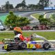 Campeão duas vezes pela classe Cadete (2021 e 2022), Guilherme Moleiro confirmou, no último sábado, o título máximo da categoria Júnior Menor. Representando a fábrica italiana de chassis Kart Republic, o piloto paranaense marcou três pole positions e venceu cinco das 10 etapas da Copa SP Light de Kart, a competição mais disputada do país, que reúne participantes de vários estados brasileiros e de alguns países vizinhos. Foram 22 corridas ao longo do campeonato, oito etapas com rodadas duplas e duas triplas (5ª e 10ª). Moleiro alcançou 11 vitórias e conquistou os pontos de cinco voltas rápidas. Esteve no pódio em todos os eventos e no lugar mais alto por quatro vezes consecutivas – 5ª a 8ª etapas – e na terceira do ano. “A equipe AJM do preparador Alex Alves e o mecânico João Alves, os coachs Beto Zanini e Gabriel Gomez, os preparadores físicos Zeca Beraldo e Leonardo Solcia fizeram um trabalho sensacional durante o ano. Este título é o resultado da dedicação que todos eles tiveram comigo, além do apoio incondicional da minha família, que é o meu maior prêmio nesta vida, e agradeço a Deus por todos eles. Tricampeão de um campeonato tão difícil como o Light é motivo de muito orgulho, ainda mais em anos consecutivos. Espero que possamos conquistar outros bons resultados em 2024, na nova categoria Júnior. Muito obrigado a todos”, declarou Moleiro, piloto de 12 anos. Texto e fotos: Eni Alves