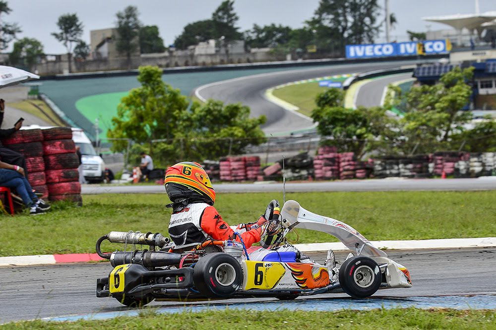 Campeão duas vezes pela classe Cadete (2021 e 2022), Guilherme Moleiro confirmou, no último sábado, o título máximo da categoria Júnior Menor. Representando a fábrica italiana de chassis Kart Republic, o piloto paranaense marcou três pole positions e venceu cinco das 10 etapas da Copa SP Light de Kart, a competição mais disputada do país, que reúne participantes de vários estados brasileiros e de alguns países vizinhos. Foram 22 corridas ao longo do campeonato, oito etapas com rodadas duplas e duas triplas (5ª e 10ª). Moleiro alcançou 11 vitórias e conquistou os pontos de cinco voltas rápidas. Esteve no pódio em todos os eventos e no lugar mais alto por quatro vezes consecutivas – 5ª a 8ª etapas – e na terceira do ano. “A equipe AJM do preparador Alex Alves e o mecânico João Alves, os coachs Beto Zanini e Gabriel Gomez, os preparadores físicos Zeca Beraldo e Leonardo Solcia fizeram um trabalho sensacional durante o ano. Este título é o resultado da dedicação que todos eles tiveram comigo, além do apoio incondicional da minha família, que é o meu maior prêmio nesta vida, e agradeço a Deus por todos eles. Tricampeão de um campeonato tão difícil como o Light é motivo de muito orgulho, ainda mais em anos consecutivos. Espero que possamos conquistar outros bons resultados em 2024, na nova categoria Júnior. Muito obrigado a todos”, declarou Moleiro, piloto de 12 anos. Texto e fotos: Eni Alves
