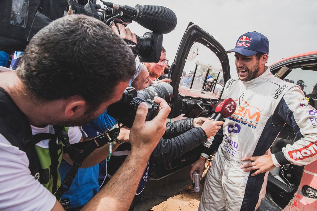 Lucas é cercado pela imprensa na chegada do Dakar 2023 (Divulgação)