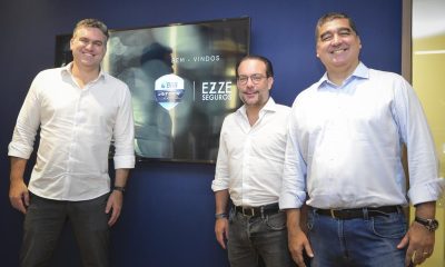 Fernando Julianelli ao lado de Ivo Jucá Machado e Richard Vinhosa (EZZE Seguros) (Stock Car Pro Series/Divulgação)