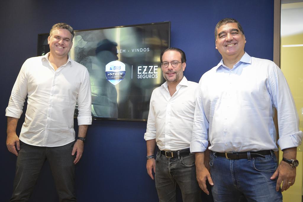 Fernando Julianelli ao lado de Ivo Jucá Machado e Richard Vinhosa (EZZE Seguros) (Stock Car Pro Series/Divulgação)