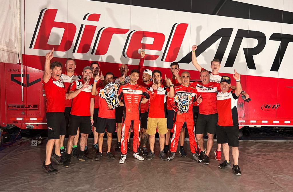 Matheus Morgatto comemora com a equipe em Homestead (Arquivo do piloto)