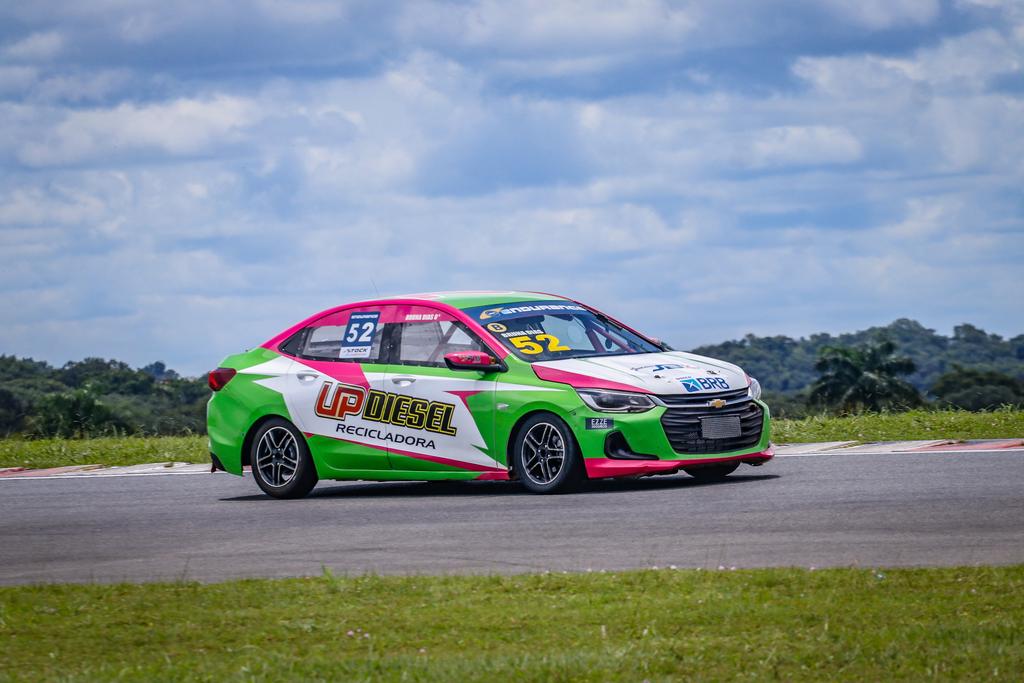 Dupla garantiu a pole com o Chevrolet Onix Sedan na tarde de sexta-feira (Beto Correa/Vicar)