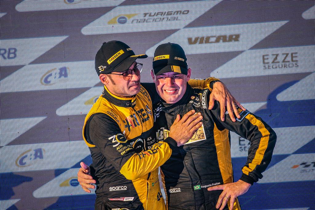 O sorriso dos vencedores: Augusto Freitas e Fabiano Cardoso fizeram história (Beto Correa/Vicar)